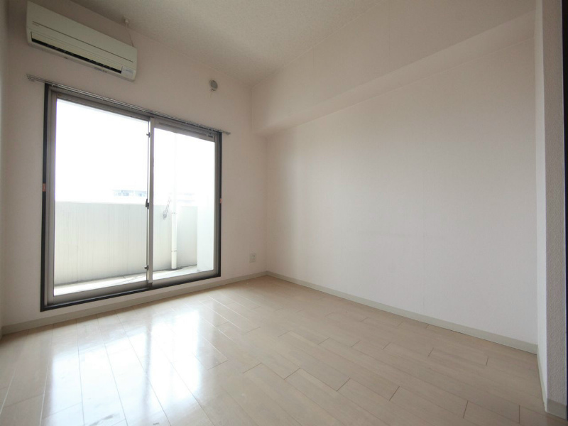 居室・リビング　洋室7帖　エアコン完備　バルコニー