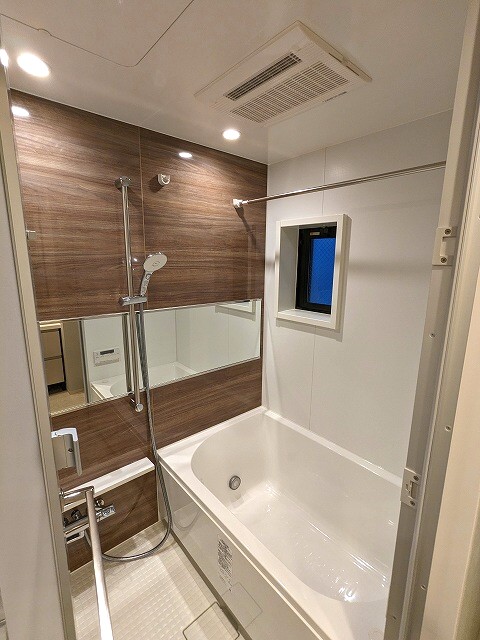 バス・シャワールーム　窓付、追焚オートバス、浴室換気乾燥機付きバスルームです