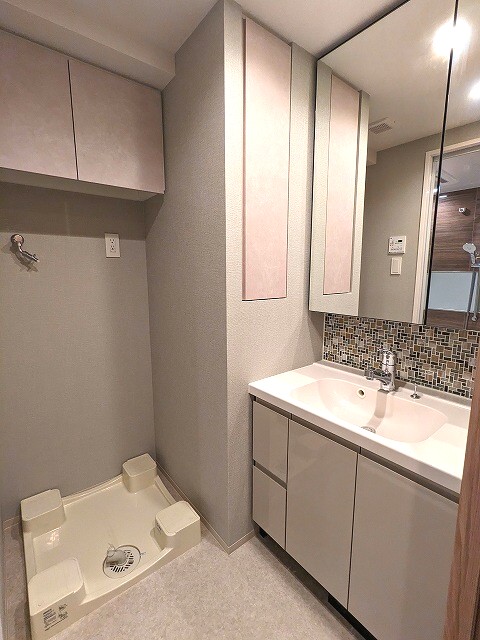 洗面設備　トイレと独立した洗面室、ハンドシャワー付き、洗面室の下にヘル