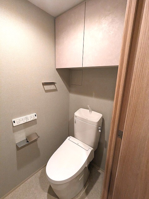 トイレ　洗面室と独立した温水洗浄便座、トイレにはスマホホルダー付きで