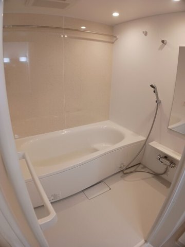 バス・シャワールーム　コンパクトで使いやすいお風呂です