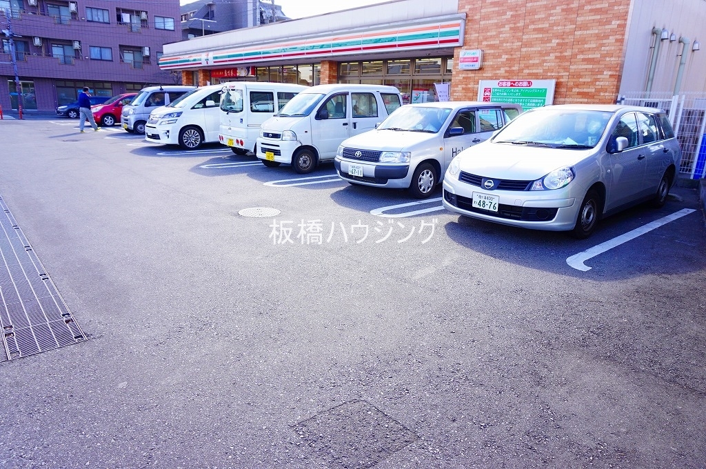 コンビニ　セブンイレブン（コンビニ）まで703m