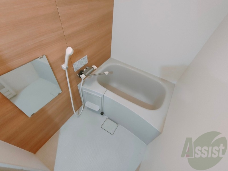 バス・シャワールーム　こちらはお風呂。一日の疲れをここで癒してください。