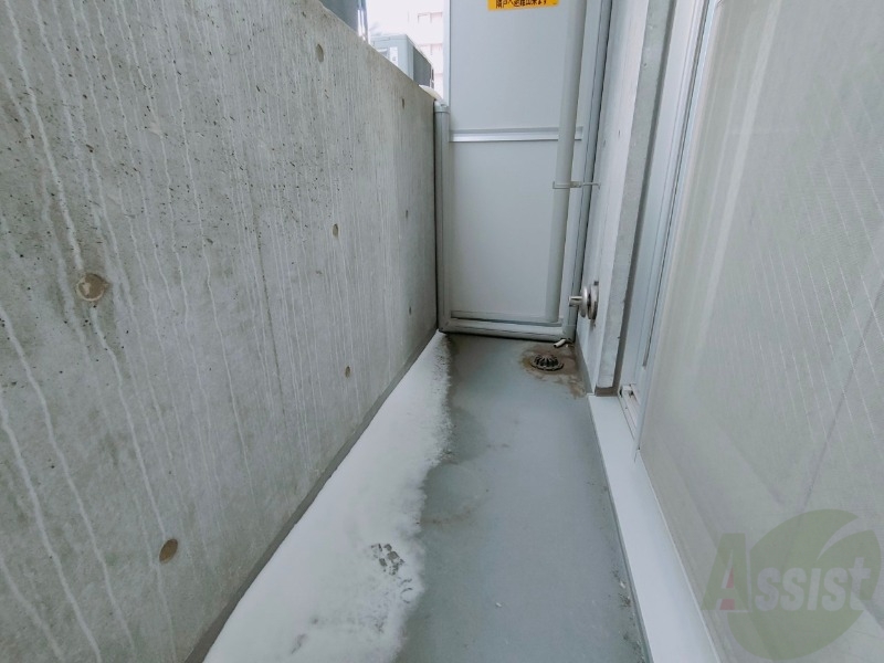 トイレ　バルコニーです。洗濯物を干すもよし、一息つくもよしですね。