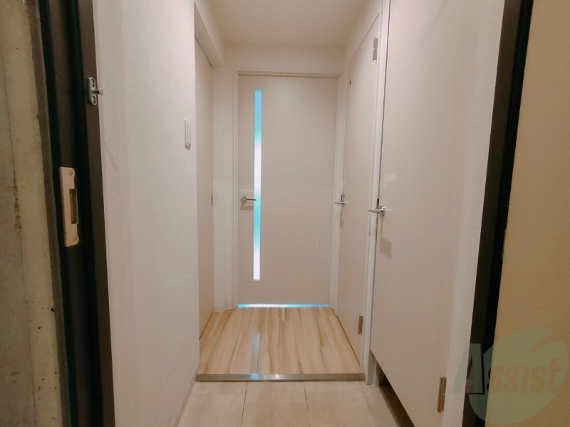 玄関　玄関の様子です。広い洋室にすぐ繋がっています。