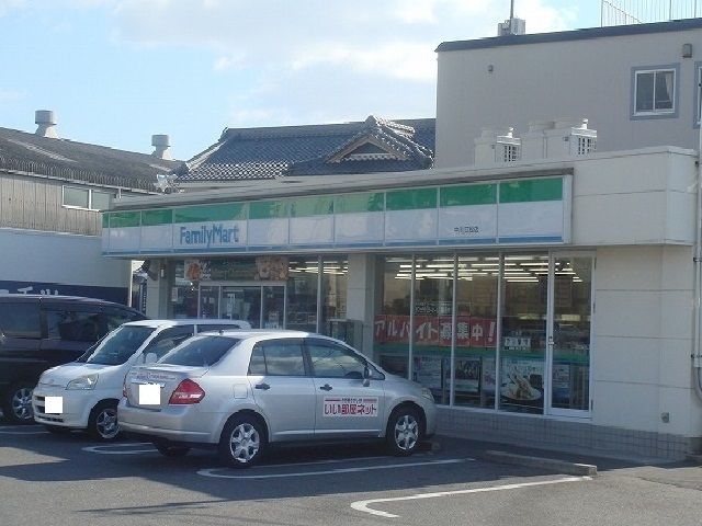 コンビニ　ファミリーマート（コンビニ）まで400m