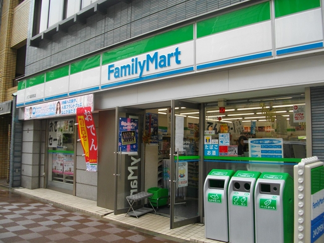 コンビニ　ファミリーマート（コンビニ）まで110m