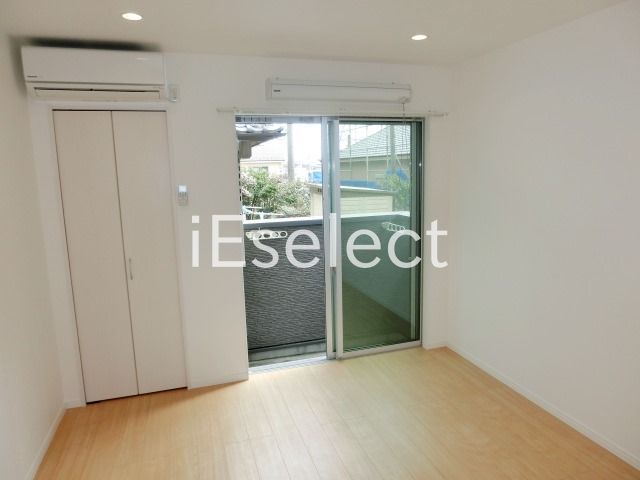 居室・リビング　フローリング張りで明るい洋室です。