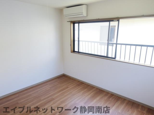 居室・リビング　こちらのリビングで趣味の時間をお楽しみください