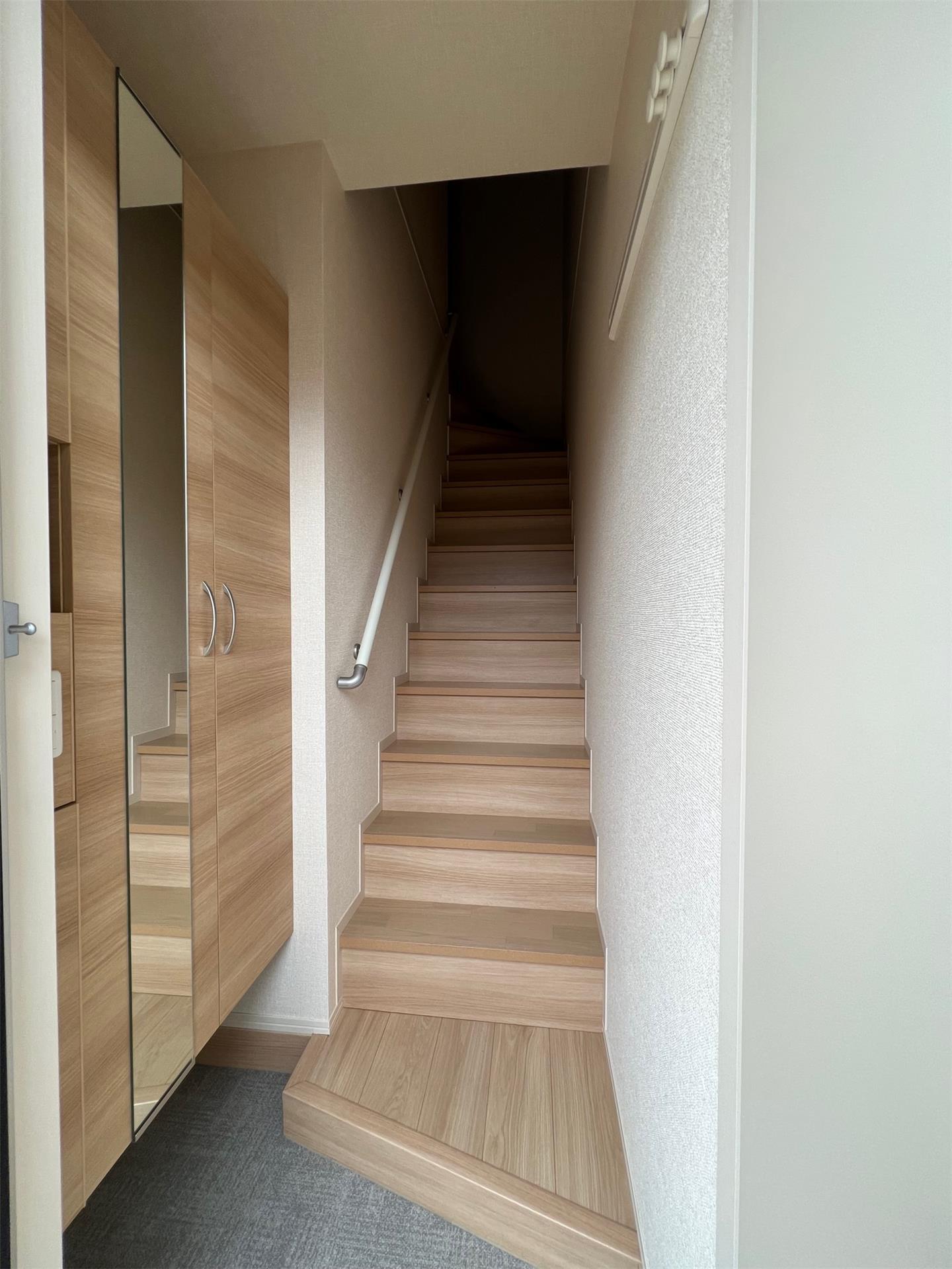 玄関　同タイプ室内写真（反転タイプ）