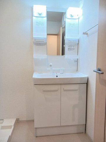 洗面設備　明るい洗面所です