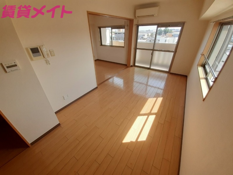 居室・リビング　別部屋参考写真です。