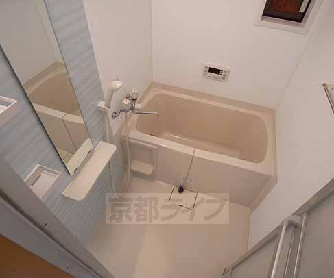 バス・シャワールーム　キレイに改装されたバス。大きめでゆったり入れます。清潔...