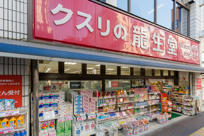 ドラックストア　龍生堂薬局新大久保店（ドラッグストア）まで141m