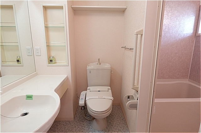 トイレ　温水洗浄暖房便座のトイレ