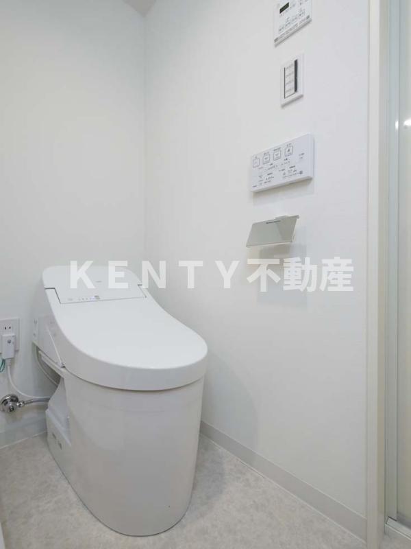 トイレ　落ち着いた色調のトイレです