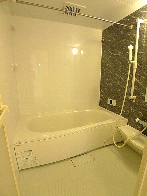 バス・シャワールーム　バスルームは追焚機能付きです。