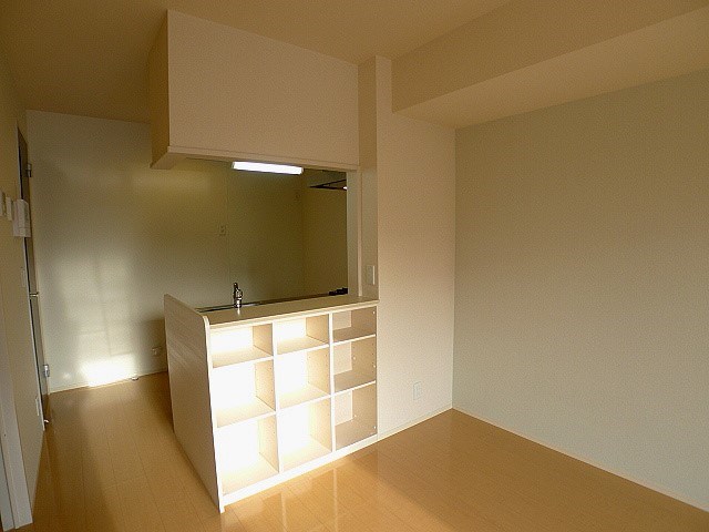 居室・リビング　明るいリビング・カウンターキッチン