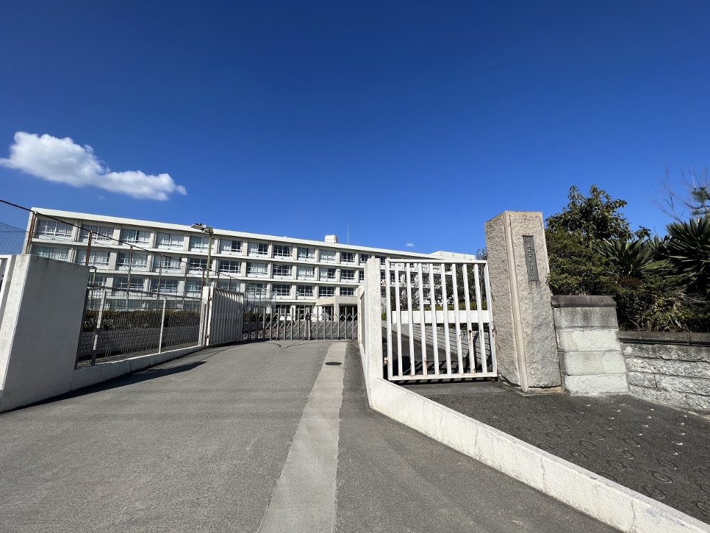 中学校　碧南市立新川中学校（中学校）まで660m