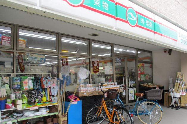 コンビニ　ローソンストア100東駒形2丁目店（コンビニ）まで322m