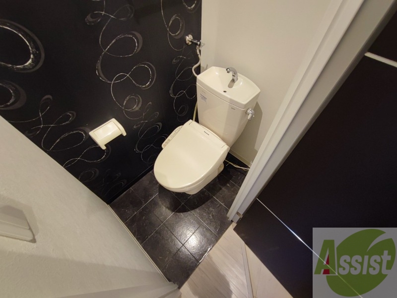 トイレ　トイレです。壁もオシャレでタオル掛けもついていて便利ですね。