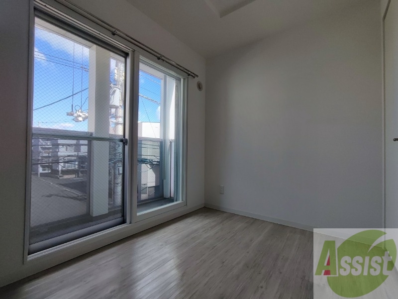 その他部屋・スペース　戸を閉めるとリビングと区切られた寝室にすることができますよ。