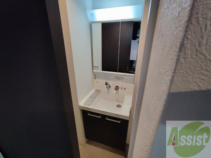 洗面設備　大きくて使いやすそうな独立洗面台になっています。