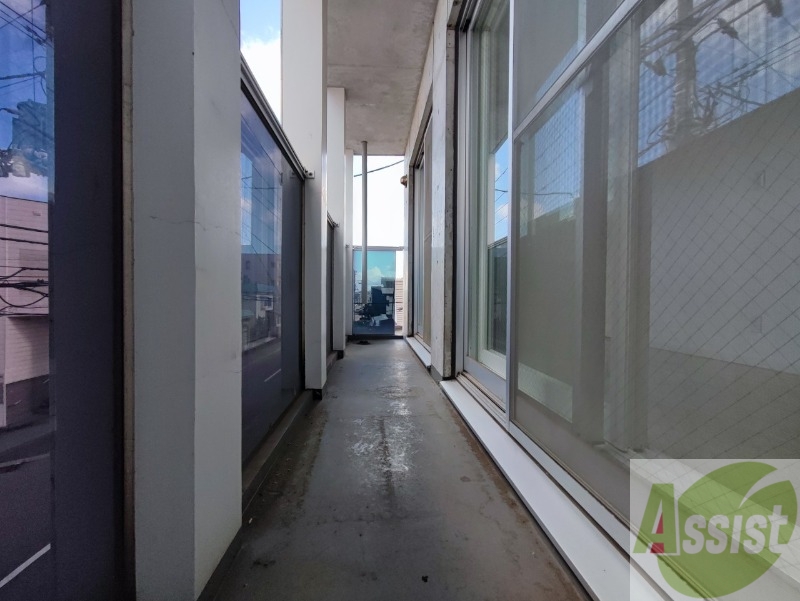 バルコニー　テラスです。洗濯物を干すもよし、一息つくもよしですね。