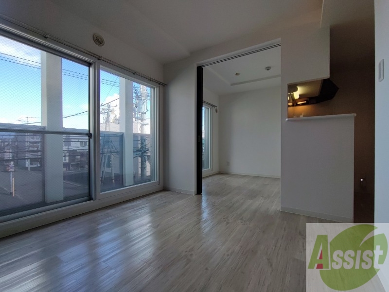 居室・リビング　フローリングや壁の色がお洒落な印象のリビングです。