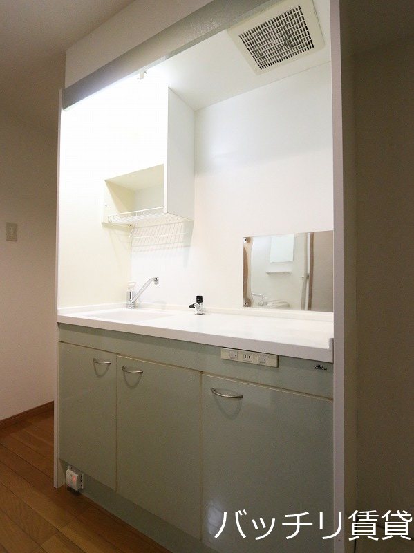 キッチン　同型タイプの為、現状を優先致します。