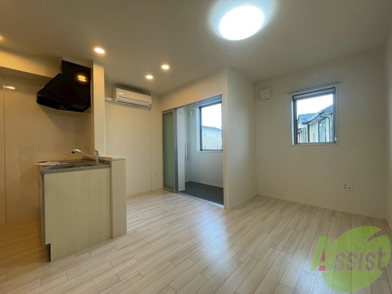 居室・リビング　こちらは９．７帖のリビングでございます。