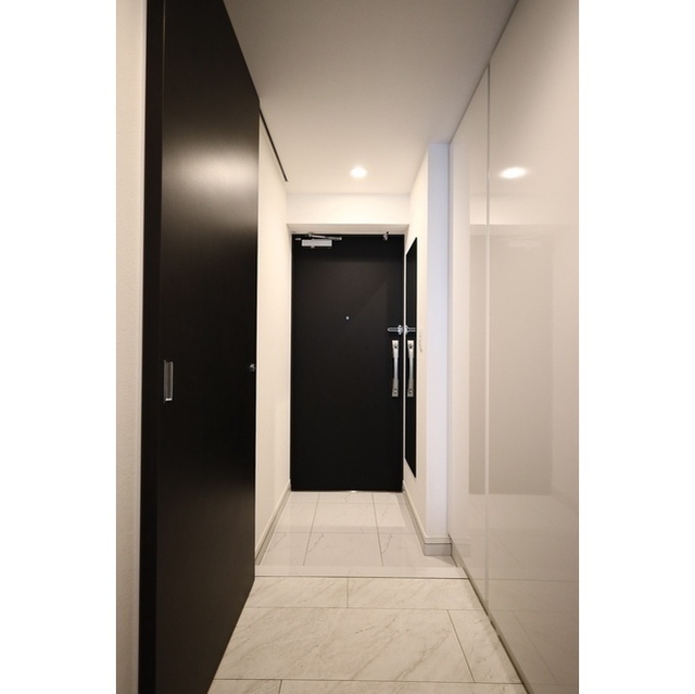 玄関　※別部屋の参考写真です。