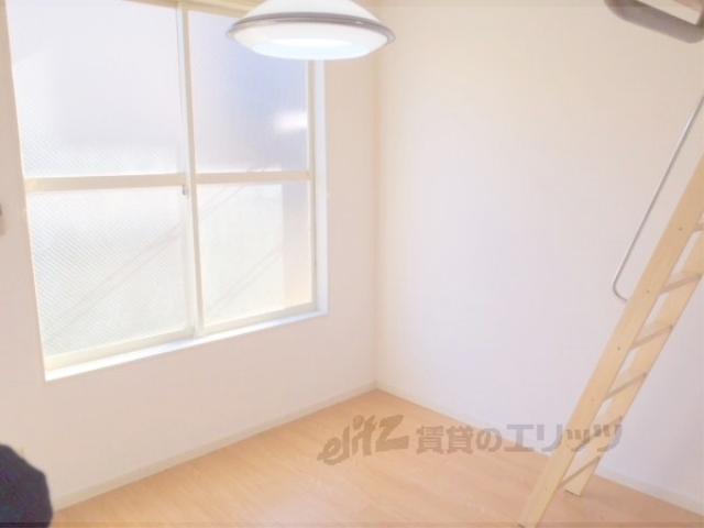 居室・リビング　フローリングのキレイな洋室です。