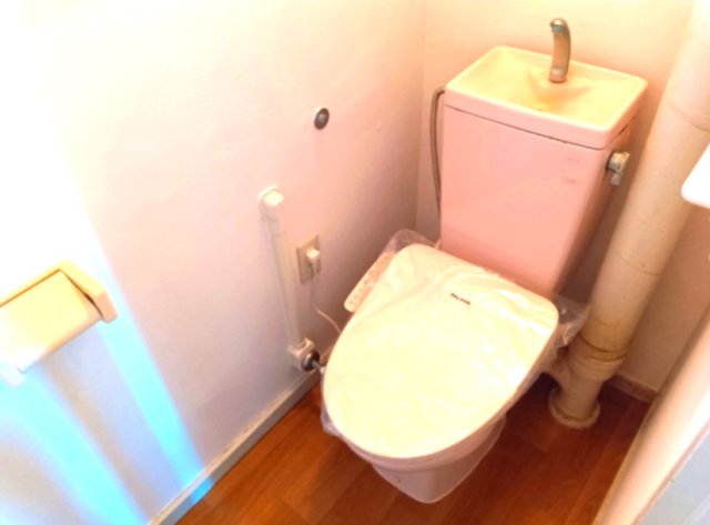トイレ　シンプルで使いやすいトイレです。 パナソニック温水洗浄便座が