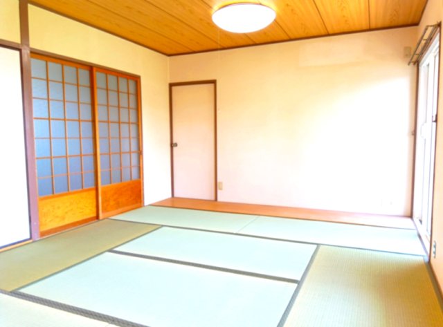居室・リビング　落ち着いた雰囲気の和室付きです(約10.5帖) 表替えされた