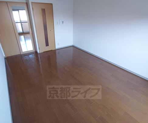 居室・リビング　広々した洋室