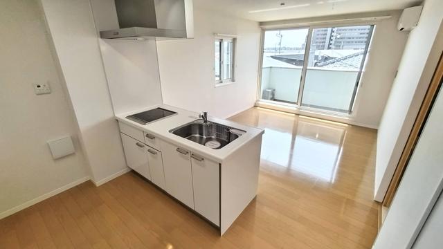 居室・リビング　※同タイプ参考写真（キッチンの色が異なる場合があります）