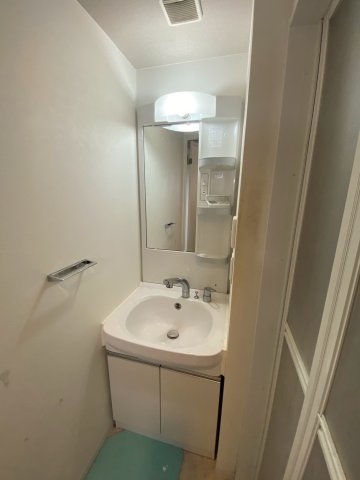 洗面設備　独立洗面化粧台が付いています