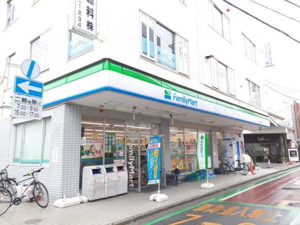 コンビニ　ファミリーマート二和向台駅前店（コンビニ）まで460m