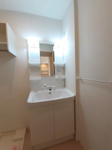 洗面設備　明るい洗面所です