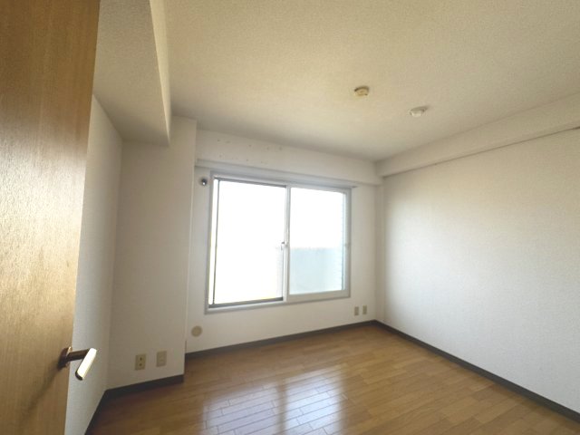 居室・リビング　収納付の洋室※クリーニング前の写真です