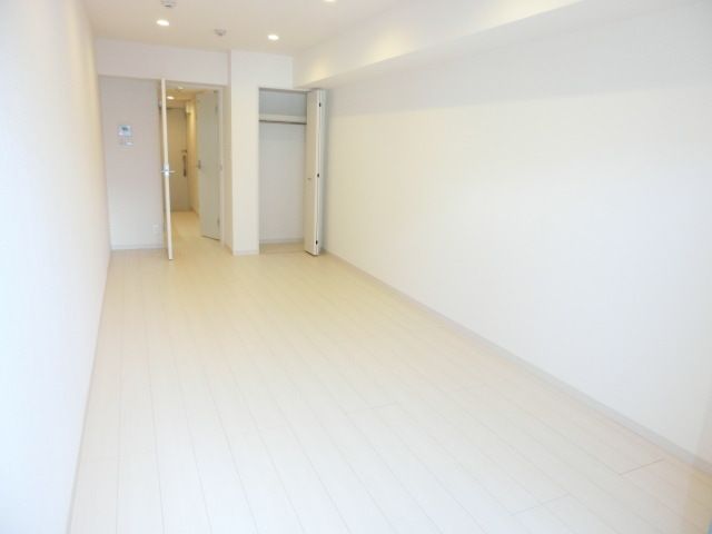 居室・リビング　白を基調としたキレイなお部屋