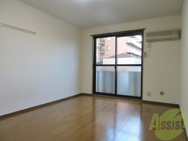 居室・リビング　８．３帖のフローリングのお部屋は広めの一人暮らしにぴったり