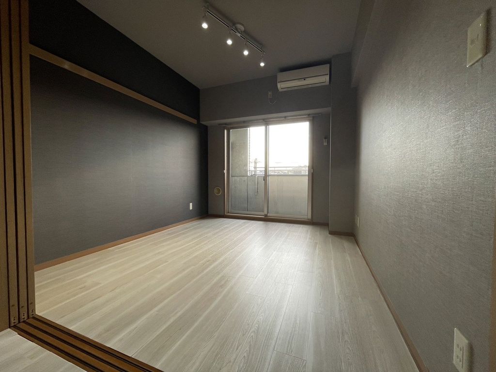 居室・リビング　別部屋の写真になります。参考まで。