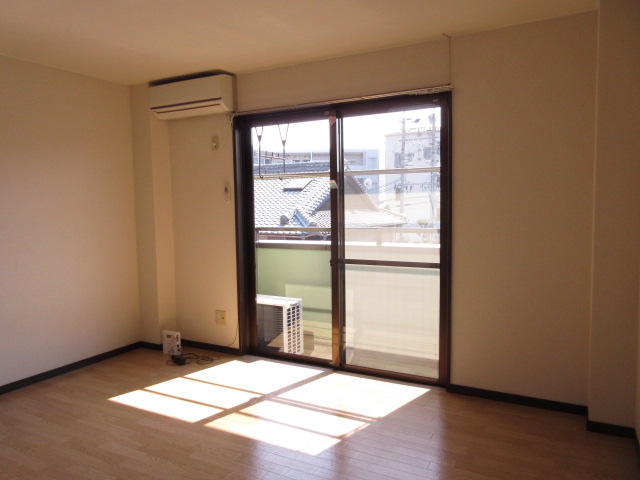 居室・リビング　8.9帖洋室、南向き明るい、2階角部屋です