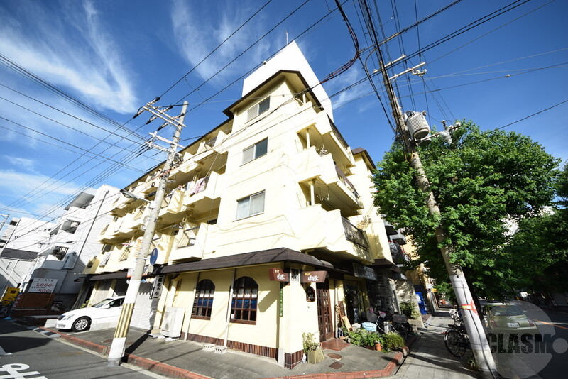 建物外観　角地に建つ、スッキリとしたマンション