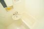 バス・シャワールーム　ミニ洗面台と一体型のバスルームです