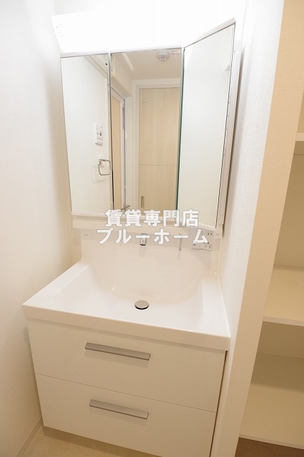 洗面設備　収納付き三面鏡独立洗面台！