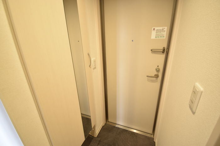 玄関　※写真は同間取りの302号室の物です