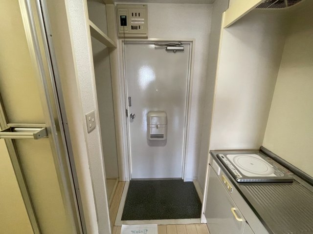 玄関　３０１号室の写真になります。